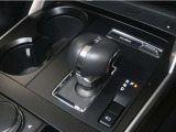 シンプル且つ上品なシフトレバーとコンソールで優越感に是非浸ってください。
