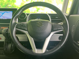 握りやすいステアリングで、快適な運転操作をサポート。スポーティーなデザインが、運転の楽しさをさらに引き立てます。