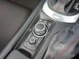 マツダコネクトを操作するコマンダーコントロールです。運転中に自然と手の触れる位置に配置されています。