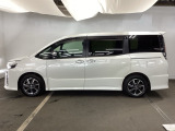 狭い駐車場でも、スライドドアならチャイルドシートへのお子さまの乗降や荷物の積載もスムーズ。とても便利な【両側電動スライドドア】ドアハンドを少し引くだけでリアドアが自動開閉します。