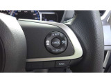 レーダークルーズコントロール(全車速追従機能付)付きです。車速に応じて追従支援してくれるので、ロングドライブも快適です。詳細は販売店スタッフまでおたずねください。