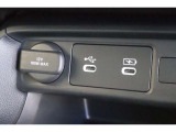 USBオーディオ用ソケットがついていますので携帯電話などを接続すれば音楽等の再生が可能です!充電用ソケットもございます!