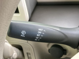 雨天時でもクリアな視界を確保し、安全な運転をサポートします。操作も簡単で、状況に応じて最適なワイパーの作動を選択できます。快適なドライブを。