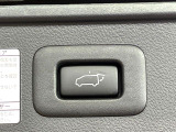 【パワーバックドア】スマートキーや運転席のボタンを押すだけでリアゲートが自動で開閉します!荷物を持っている時や、高い位置にあるバックドアを閉める際に便利な機能です♪