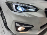 【LEDヘッドライト】悪天候や夜間走行時も良好な視界を確保し安心して運転できる高輝度LEDヘッドライトを装備!点灯速度が早く、消費電力も抑えられています。