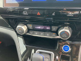 すっきりした運転席周りにはナビやエアコンの操作パネルを設置しておりますので、お一人での運転でもご安心できます。