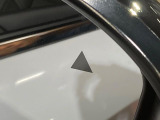 【ブラインドスポットワーニング】走行中、ドアミラーの死角になりやすい箇所に後続車が接近するとサイドミラー付近に警告を表示、ドライバーに注意喚起をしてくれます。
