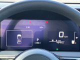 視認性の高いメーター類で、運転に必要な情報を的確に把握できます。速度や燃費など、様々な情報を分かりやすく表示し、安全運転をサポートします。