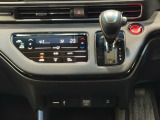 CVT車のセレクトレバーです。低速から高速まで、変速ショックのないスムーズな走りを実現するとともに、エンジン効率のよい領域を維持することで燃費にも貢献します。