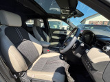 フロントシートのお写真です。 広い足元と、ゆったり座れるシートは長時間の運転でも疲れにくくなっております♪