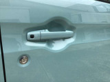 キーをポケットに入れたままでもドアのロック&アンロックができ、雨の日や、荷物の多い日に大活躍!