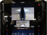 左右のサイドカメラ映像を同時に表示し、車両周囲の死角をしっかりカバー。狭い道や駐車時の接触リスクを減らし、安心して操作できる視界を確保します。