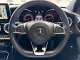 操作系が手元に集約されたステアリング。運転中の使いやすさにも配慮。