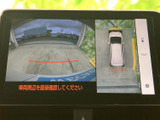 後方確認をサポートするモニター画面。駐車時の安全性向上に貢献します。狭い場所でも安心して操作できます。
