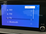 ラジオやBluetooth接続で、お好みの音楽を楽しめます。ドライブ中のエンターテイメントを充実させてくれます。