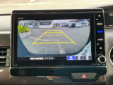後退時に車両の後ろ側をモニター画面に表示します。車庫入れが苦手な人もこれで安心♪