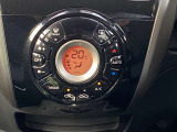 オートエアコン搭載車です。風量を自動で調節します。