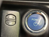【スマートキー】カバンやポケットに入れたままでもドアの施錠・解錠が可能なスマートキーを装備。エンジンのオン・オフ時もカギを取り出す必要が無いからとっても便利です♪