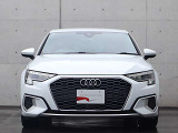 ●一目でAudiとわかる特徴的なシングルフレームグリル・LEDランプ。精悍なフロントマスクからAudiのスマートで上品なブランドを連想させてくれます。女性にも大変ご好評頂いております。