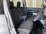 【ベンチシート】運転席と助手席の移動もスムーズ!狭い駐車場での乗り降りや、お子様の乗り降りにも便利です。座席の間にコンソールボックスやドリンクホルダーがないため、車内空間が広く感じます。