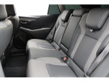 リヤシート 奥行のある座面と程良い角度の背面が快適な乗り心地を齎してくれます。長距離ドライブも快適ですよ。