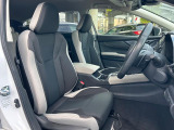 運転席まわりには十分なスペースがあり、大柄な方でもゆったり運転していただける環境です。