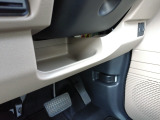 運転席足元にも小物入れが付いています。