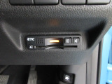 有料道路をキャッシュレスで通行できるETC車載器付きです。運転席足元に設置されています。ETCセットアップ費用は含まれておりません。別途必要となります。