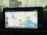 高精細な地図表示で、ルート検索もスムーズ。周辺情報も分かりやすく表示され、初めての場所でも安心して運転できます。ドライブの頼れる相棒です。