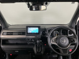 【前方視界】開放的な前方視界!運転がしやすく疲れにくいです♪窓が大きく、見通しがとっても良いおクルマですよ♪