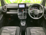 運転席からの視界は広く、運転操作もスムーズに行えます。落ち着いた空間で、快適なドライブをお楽しみいただけます。座り心地も良好です。