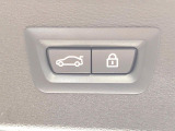●電動リアゲート:ワンタッチでリアゲートの開閉ができ、荷物などで両手が塞がっている状態でも簡単に開閉ができる便利機能です。