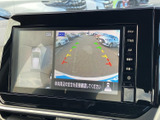 後方確認をサポートするカメラ映像が、運転の苦手な方でも安心です。狭い道や駐車場での取り回しが格段に楽になり、安全性を高めます。