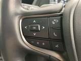 運転中、オーディオの操作をしてて、ハッとしたことはありませんか?ステアリングスイッチは、運転中でもハンドルでオーディオの操作が可能です。安全なドライブをサポートします。