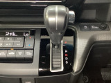 CVT車のセレクトレバーです。低速から高速まで、変速ショックのないスムーズな走りを実現するとともに、エンジン効率のよい領域を維持することで燃費にも貢献します。