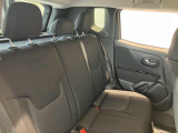 【リアシート】屋根までの高さがある車のため、大人の方でも圧迫感が少なく乗車出来ます。足元は広く取られているため、ゆったりとお乗り頂けます。