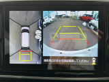 【パノラマモニター】クルマを真上から見下ろした視点で駐車をサポートします!死角からの障害物にいち早く気が付くことができます。