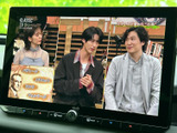 停車中には、テレビや動画コンテンツを楽しめます。長距離移動や休憩時間に、リラックスした時間を提供します。後部座席の方にもおすすめです。