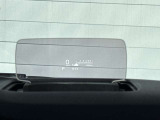 ヘッドアップディスプレイ(カラー)運転席前方のダッシュボード上に、車速、シフト位置や警告などをカラーで教示。安全運転に役立ちます。
