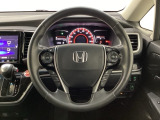 ハンドルにHondaセンシング系のクルーズコントロールやレーンキープアシストなどのスイッチと、オーディオの操作スイッチが装備されています。ハンドルから手を離さず安全に操作できます。