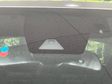 【トヨタセーフティセンス】走行中に前方の車両等を認識し、衝突しそうな時は警報とブレーキで衝突回避と被害軽減をアシスト。より安全にドライブをお楽しみいただけます。