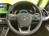 握りやすい形状で、運転操作を快適に行えます。操作性も高く、スムーズなドライビングを実現します。