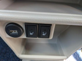 運転席、助手席のシートヒーターのスイッチです。