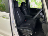 広々とした室内空間が魅力。運転席からの視界も良く、運転しやすい環境です。ゆったりと座って、快適なドライブをお楽しみください。