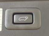 【パワーバックドア】スマートキーや運転席のボタンを押すだけでリアゲートが自動で開閉します!荷物を持っている時や、高い位置にあるバックドアを閉める際に便利な機能です♪