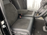 フロントシートです!!ベンチシートなので座席の移動もスムーズに出来ます!!足元も広く運転も楽ですよ!!