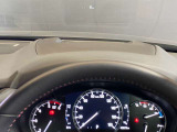 必要な情報を投影するヘッドアップディスプレイ(運転席前のガラス等に車速やナビ情報を投影する機能)。視線移動を抑え、速度やナビのルート案内、安全警告を直感的に確認。長距離運転でも疲れません。