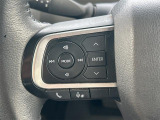 ステアリングにはさまざまなスイッチが付いておりますので運転しながらの操作も楽ちんです♪