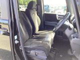 【ベンチシート】運転席と助手席の移動もスムーズ!狭い駐車場での乗り降りや、お子様の乗り降りにも便利です。座席の間にコンソールボックスやドリンクホルダーがないため、車内空間が広く感じます。