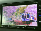 停車中にTVや映像を楽しめる機能。休憩時間などにリラックスできる空間を提供します。ドライブ中の待ち時間も有効活用できます。